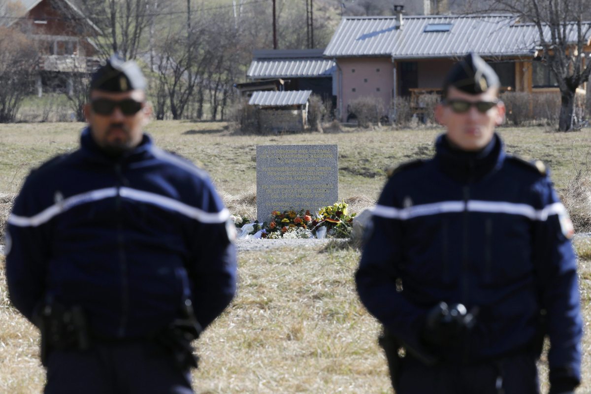 Μνημείο για τα θύματα, στο χωριό Le Vernet της Γαλλίας - Φωτό Reuters