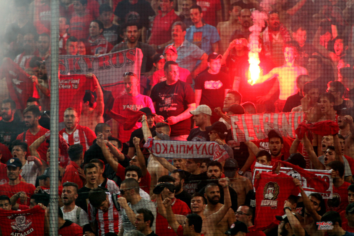 Χαμός στην "ερυθρόλευκη" εξέδρα