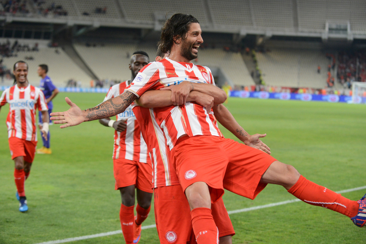 Ο Αργεντινός πήρε…παραμάζωμα Μπέρτο και Παπαστεριανό, μπήκε στην περιοχή και με ένα υπέροχο πλασέ, έστειλε τη μπάλα στην απέναντι γωνία του Κυριακίδη