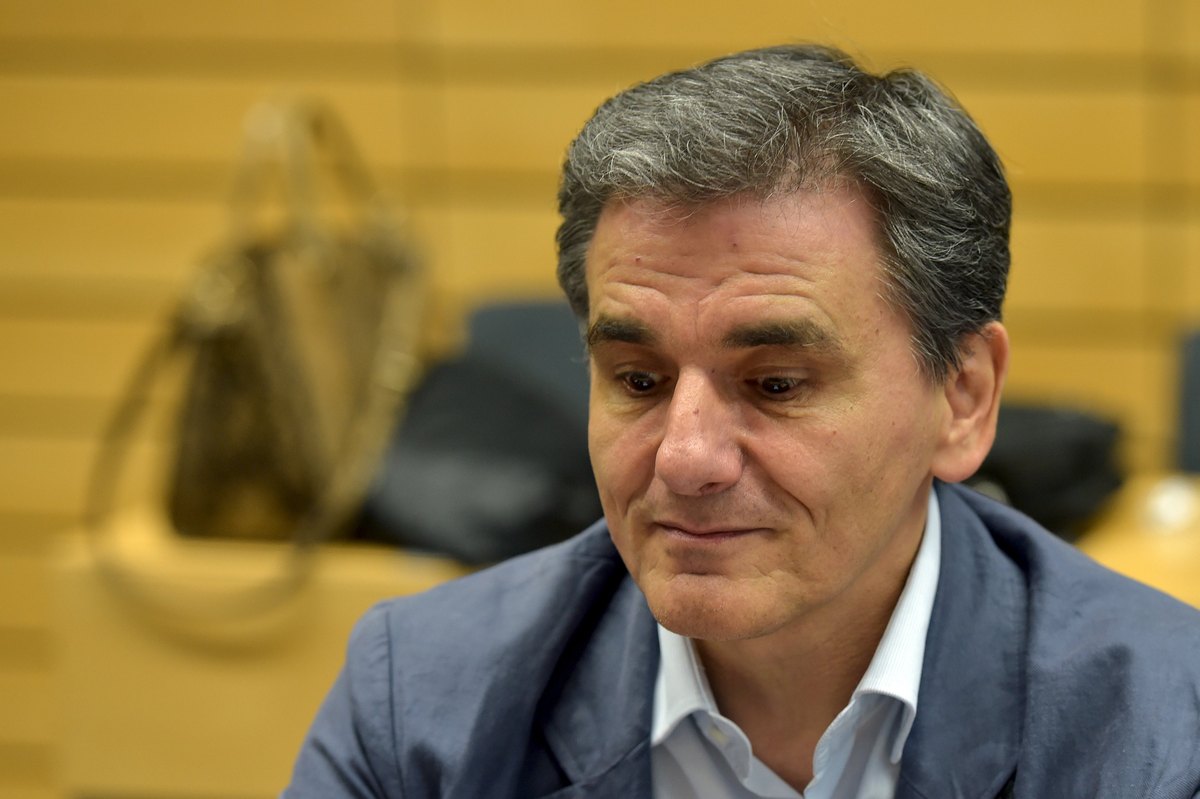 Θα έχω συνέχεια και αυτό το βλέμμα το θλιμμένο - σκεπτικό...