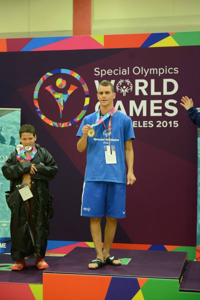 Ο αθλητής της κολύμβησης Ριζκάλλα Δημήτρης στην πρώτη θέση του βάθρου στο αγώνισμα 100μ ύπτιο ανδρών