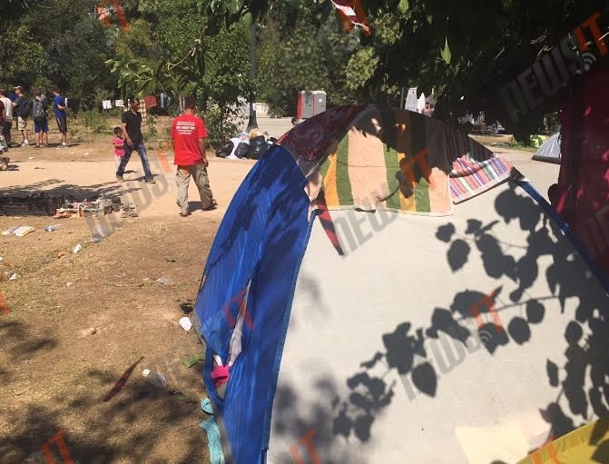  Μέσα σε μια σκηνή κοιμούνται 4-5 άνθρωποι