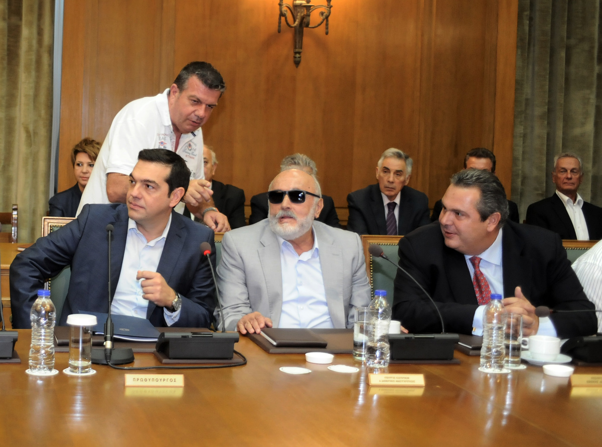 Νεράκι κανείς; Να φέρω;