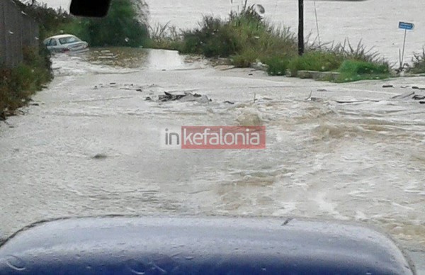 Ο δρόμος στα Σπάσματα στο αεροδρόμειο έχε κοπεί - ΦΩΤΟ από το inkefalonia