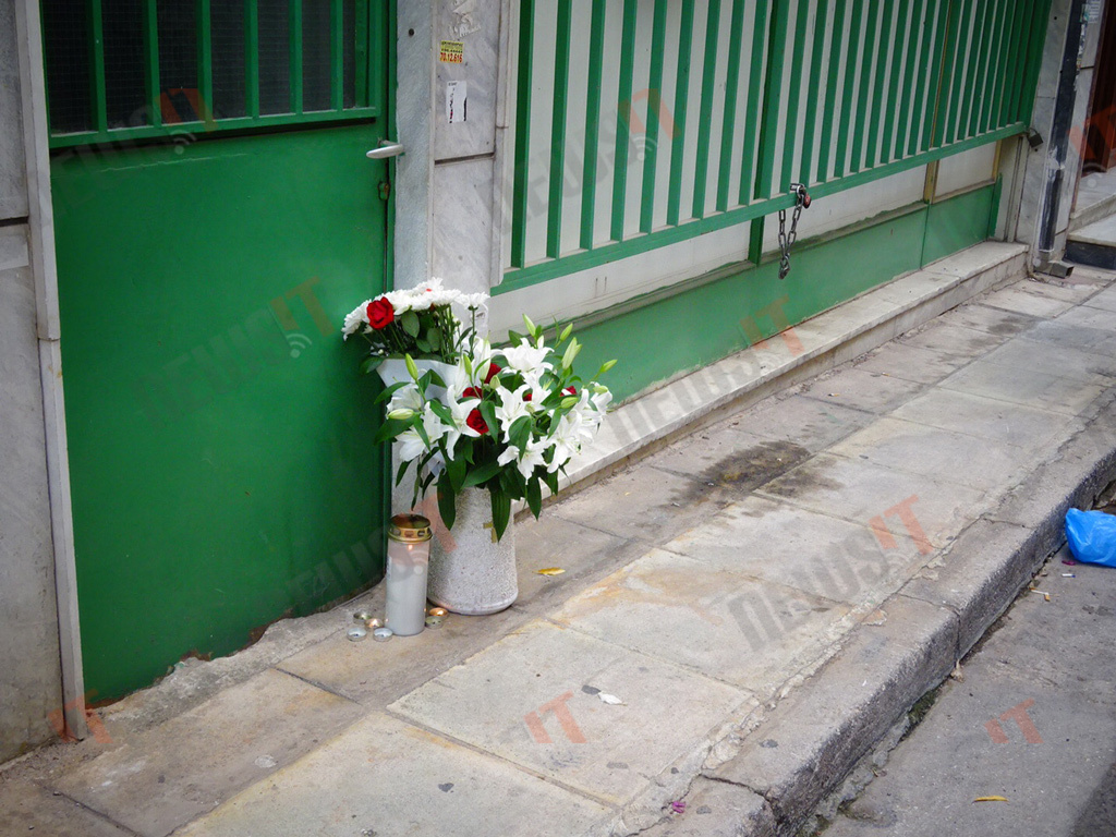 Λϊγα λουλούδια στον τόπο της τραγωδίας