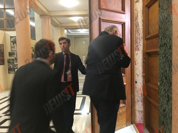 Ο Βασίλης Λεβέντης φεύγει από το γραφείο του και πηγαίνει προς τη Βουλή