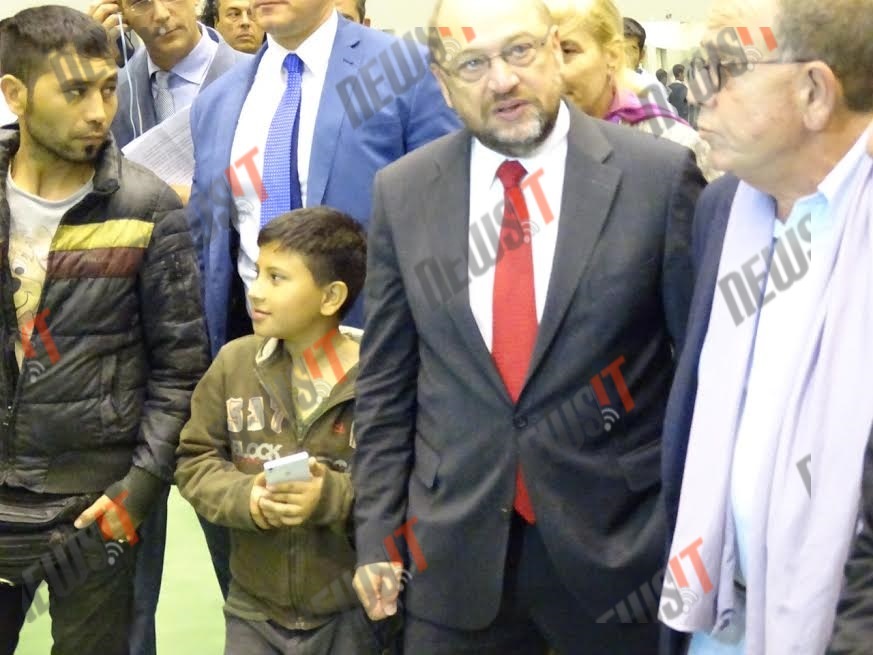 Ο πρόεδρος του Ευρωκοινοβουλίου με προσφυγόπουλα - Φωτό newsIT