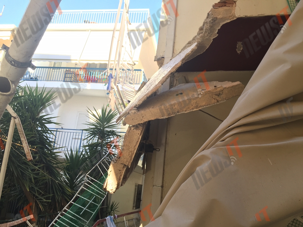 Μια ματιά στο μπαλκόνι που έπεσε δείχνει ότι δεν υπάρχουν καν σίδερα στο μπετό, γεγονός που δείχνει κακοτεχνία στην κατασκευή