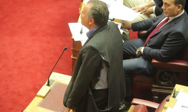 Ο Γιώργος Κουμουτσάκος στη Βουλή, στιγμές μετά την επίθεση - Φωτό: Eurokinissi