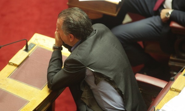 Ο Γιώργος Κουμουτσάκος στη Βουλή, στιγμές μετά την επίθεση - Φωτό: Eurokinissi