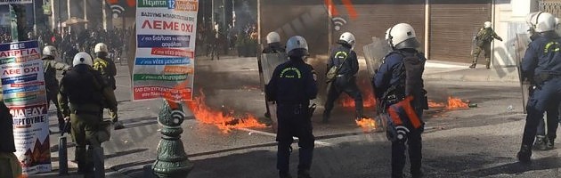 24ωρη απεργία - Live: Φλεγόμενα οδοφράγματα στην Ομόνοια!