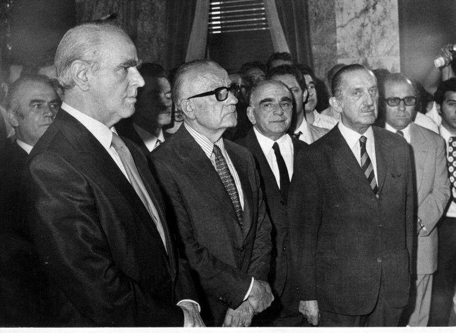 Πηγή ΑΠΕ: Η ορκωμοσία της κυβέρνησης του Κωνσταντίνου Καραμανλή το 1974