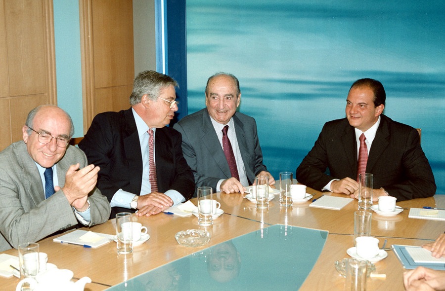 ΠΗΓΗ: ΑΠΕ - Ο νέος πρόεδρος Κώστας Καραμανλής με δύο πρώην προέδρους και τον Γιώργο Σουφλιά