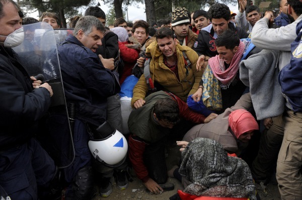Γυναίκες πέφτουν στο έδαφος - ΦΩΤΟ REUTERS