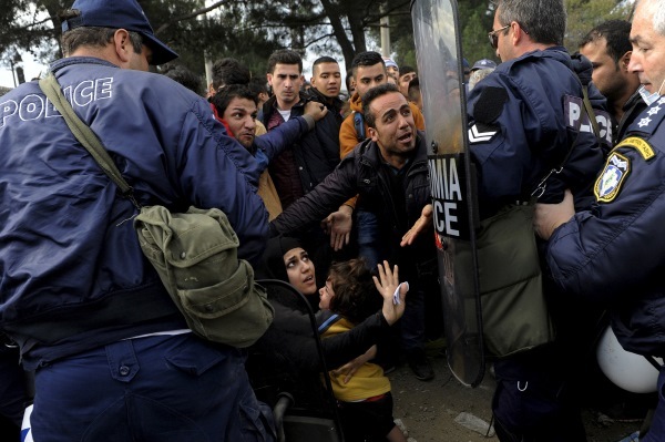 Άλλο ένα παιδάκι στο επίκεντρο των συγκρούσεων -ΦΩΤΟ REUTERS