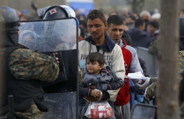 Ενα μικρό προσφυγόπουλο περιμένει τη σειρά του - ΦΩΤΟ REUTERS