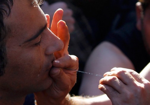 Απόγνωση: Ράβουν τα στόματά τους οι εγκλωβισμένοι πρόσφυγες στα σύνορα με τα Σκόπια! ΦΩΤΟ