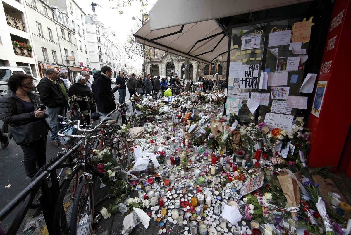 Φόρος τιμής στα θύματα έξω από το La Belle Equipe - Φωτό Reuters