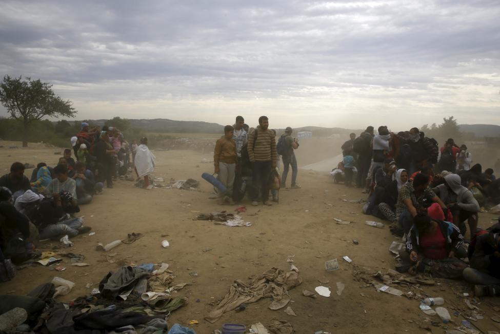 2. Ειδομένη, Δευτέρα 7 Σεπτεμβρίου: Μετανάστες και πρόσφυγες περιμένουν να περάσουν τα σύνορα της Ελλάδας με την ΠΓΔΜ, κοντά στο χωριό Ειδομένη. 