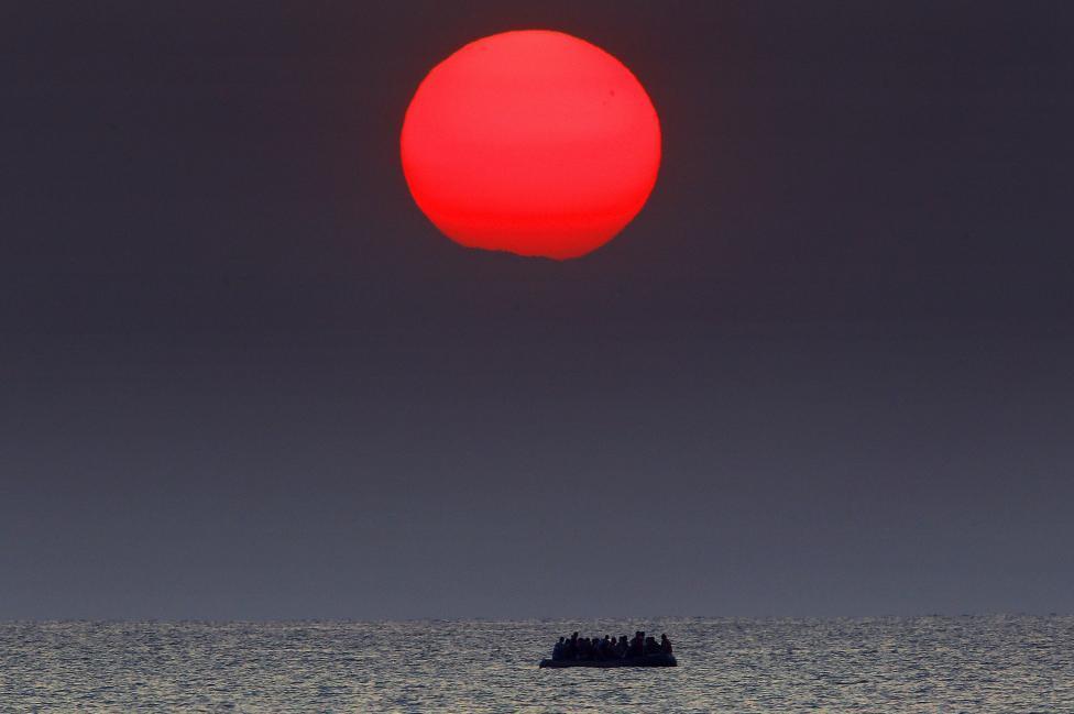 94. Κως, Τρίτη 11 Αυγούστου Μια υπερφορτωμένη σχεδία με Σύρους πρόσφυγες πλέει στο Αιγαίο ανάμεσα στην Τουρκία και την Ελλάδα λίγο αφού η μηχανή της σταμάτησε. Προορισμός της, η Κως. 