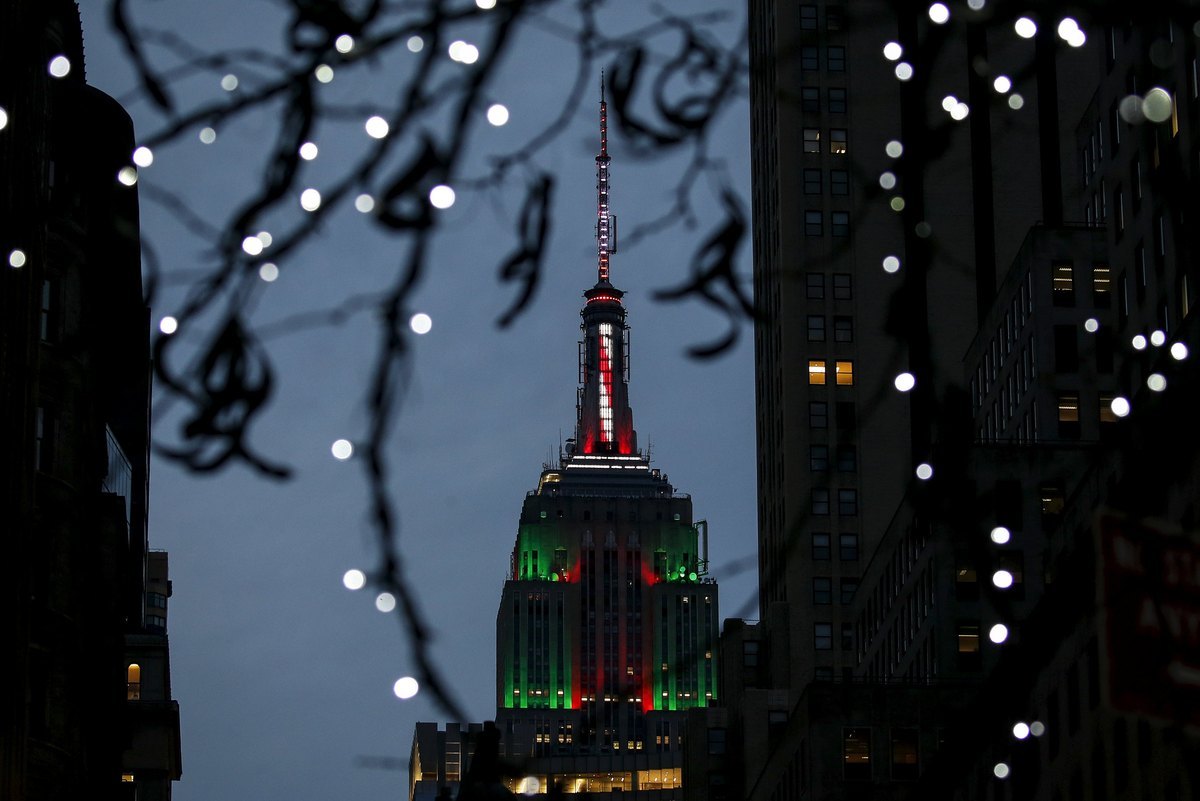 ΤΟ EMPIRE STATE BUILDING ΦΩΤΙΣΜΕΝΟ ΧΡΙΣΤΟΥΓΕΝΝΙΑΤΙΚΑ