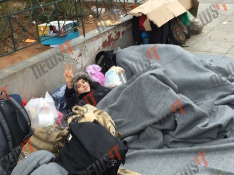 Μέτρα για τους πρόσφυγες της πλατείας Βικτωρίας για να προστατευθούν από το κρύο