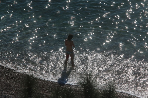 Μπάνιο στην παραλία Αρβανιτιά - ΦΩΤΟ EUROKINISSI
