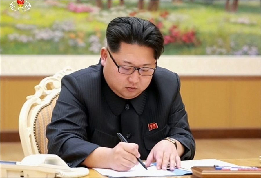Φωτογραφία που έδωσε στη δημοσιότητα το επίσημο πρακτορείο της Βόρειας Κορέας Yonhap δείχνει τον Κιμ Γιονγκ Ούν να υπογράφει την εντολή για τη δοκιμή βόμβας υδρογόνου