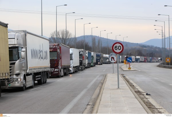 Ουρές έχουν ήδη σχηματίσει τα φορτηγά στο τελωνείο του Προμαχώνα - ΦΩΤΟ EUROKINISSI