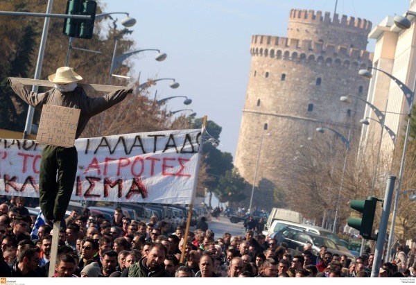 "Δε θα γίνουμε σκιάχτρο στη γη μας" λέει το χαρτόνι πάνω στο σκιάχτρο των κινητοποιήσεων - ΦΩΤΟ EUROKINISSI