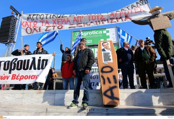 To... φέρετρο με τη φωτογραφία του Αλέξη Τσίπρα - ΦΩΤΟ EUROKINISSI