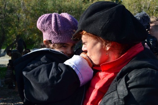 Η Σούζαν Σάραντον με ένα προσφυγόπουλο - ΦΩΤΟ ΑΠΕ-ΜΠΕ