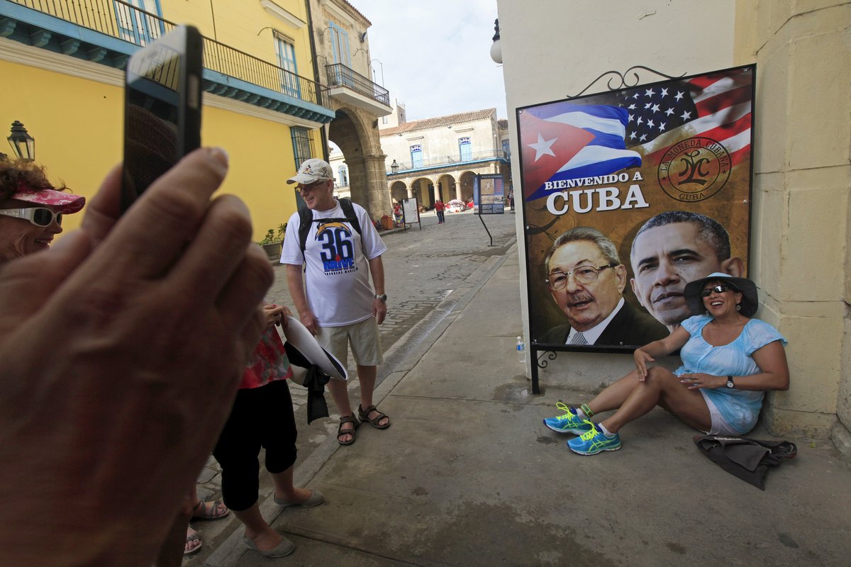 Μία αφίσα που λίγους μήνες πριν κανείς δεν θα φανταζόταν πως θα έβλεπε στην Κούβα