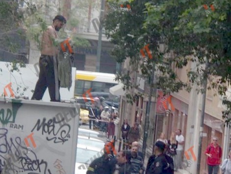 Μετανάστης αποπειράθηκε να αυτοπυρποληθεί στο κέντρο της Αθήνας! Εκτός ελέγχου η κατάσταση στον Πειραιά