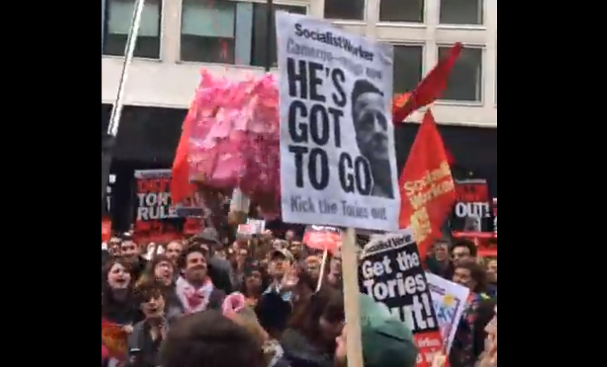 Στιγμιότυπο από την σημερινή διαδήλωση στο Λονδίνο εναντίον του Κάμερον