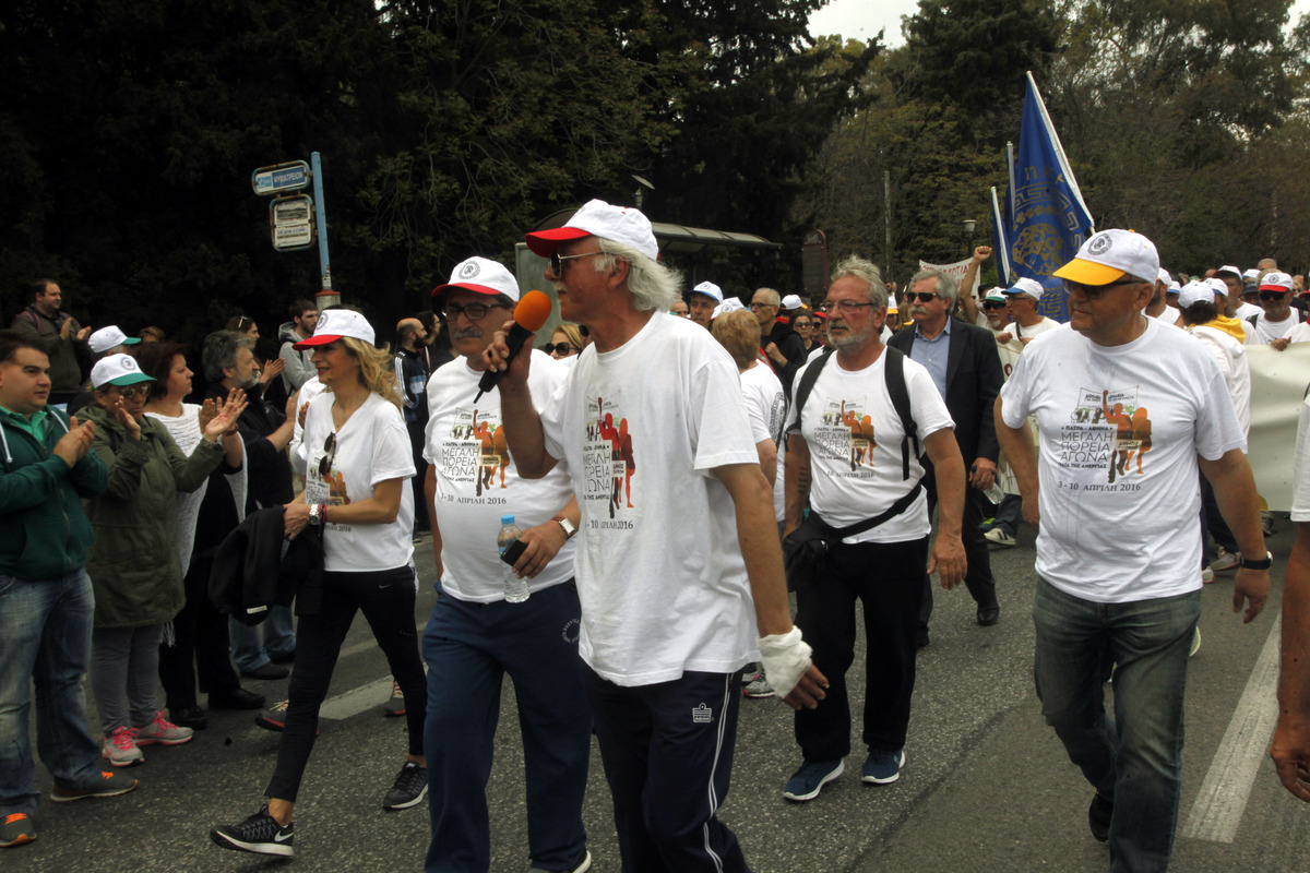 Ο δήμαρχος της Πάτρας, Κώστας Πελετίδης, στα αριστερά της φωτογραφίας