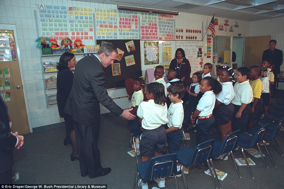 Ο Τζορτζ Μπους με παιδιά της δευτέρας δημοτικού στο σχολείο Emma E. Booker στη Σαρασότα της Φλόριντα