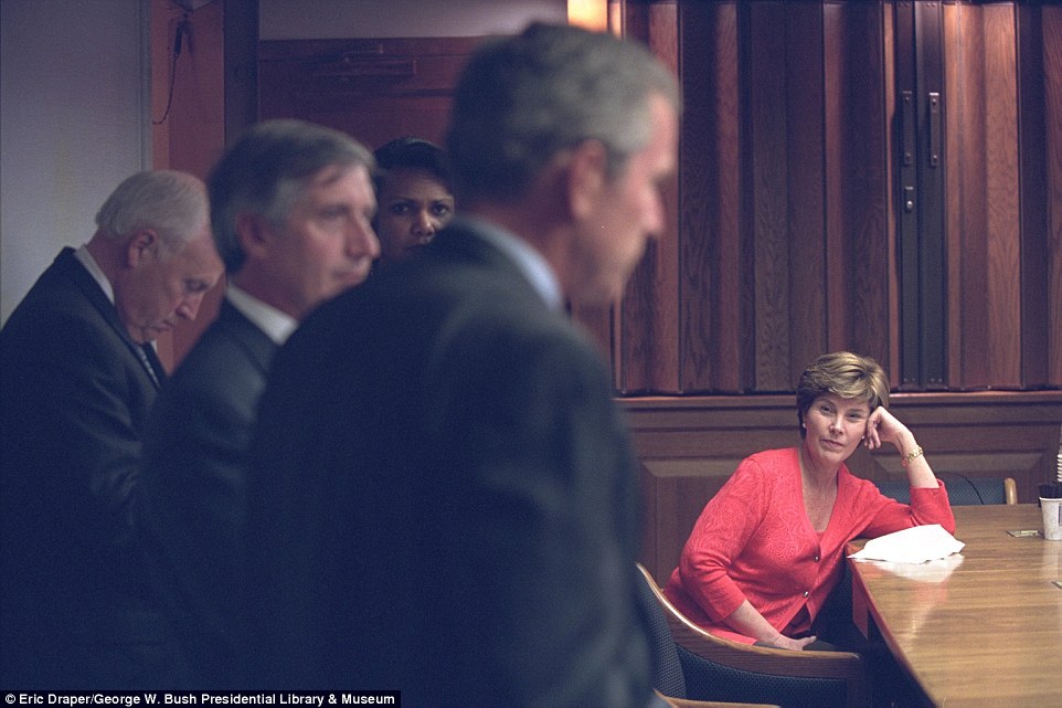 Με τον αντιπρόεδρο Ντικ Τσέινι, την πρώτη Κυρία Λόρα Μπους και το επιτελείο του όταν επέστρεψε στον Λευκό Οίκο