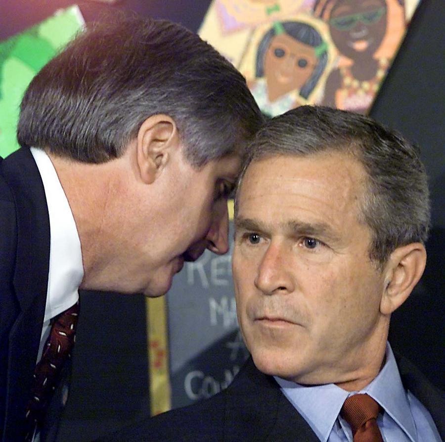 Η στιγμή που ο Τζορτζ Μπους ενημερώνεται για την επίθεση - Φωτογραφία AFPI