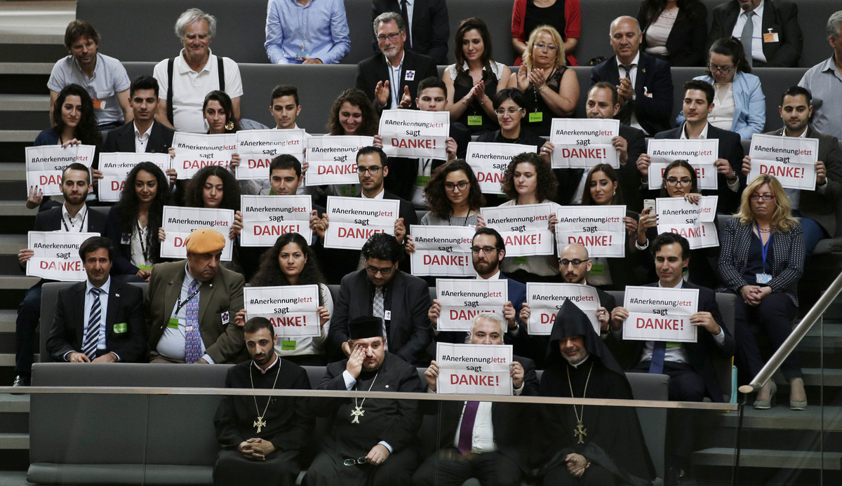 Μέλη της αρμένικης κοινότητας στη Γερμανία με πλακάτ μέσα στη Βουλή ευχαριστούν για την αναγνώριση της γενοκτονίας - Φωτογραφία Reuters