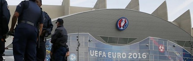 Euro 2016: Μένει στην ιστορία ως το απόλυτο φιάσκο των γαλλικών αρχών! Άγριο ξύλο σε δρόμους και γήπεδα υπό το βλέμμα... 90.000 αστυνομικών!