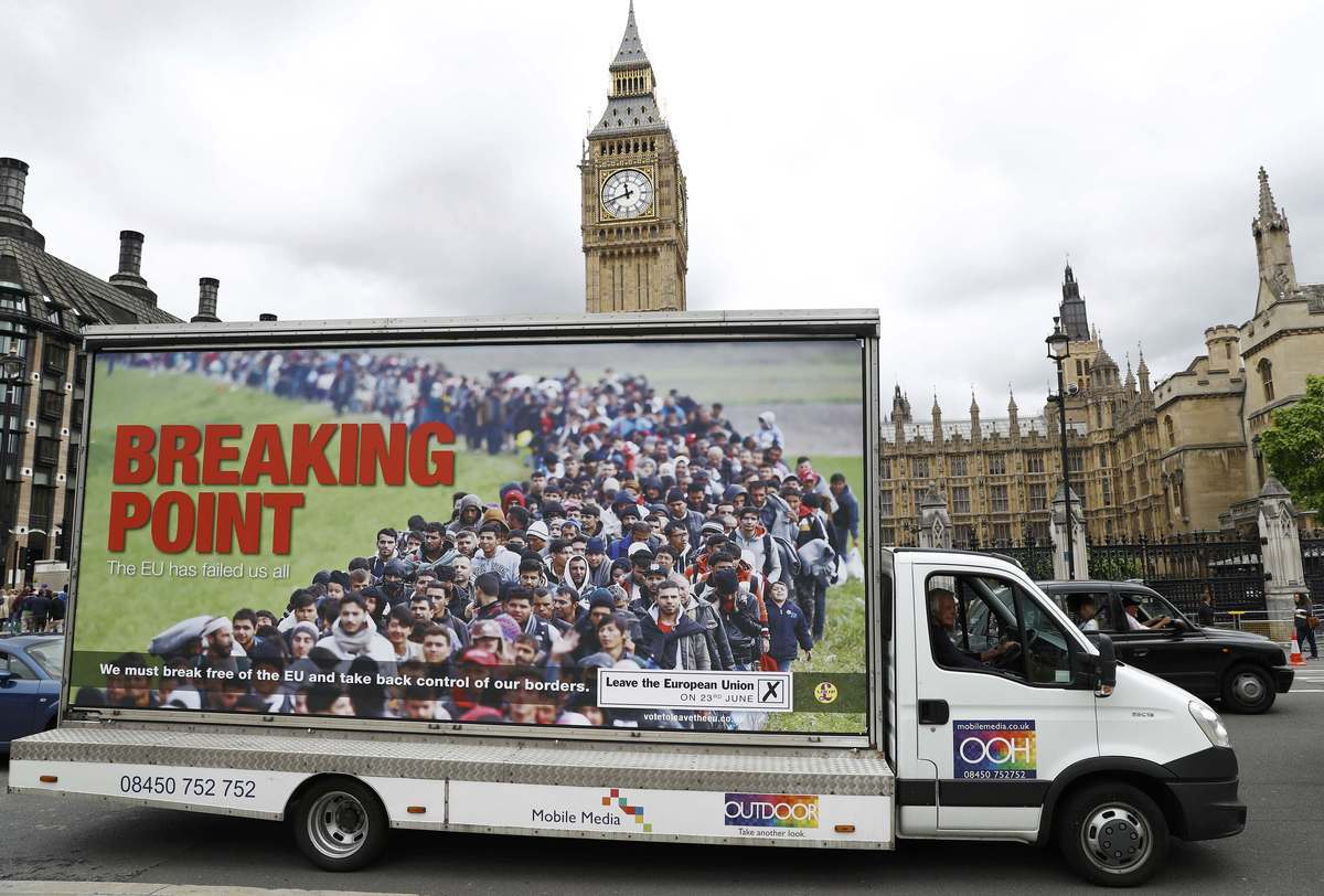 Ξενοφοβική καμπάνια του Φαρατζ υπέρ του Brexit, που θεωρήθηκε "εμετική" ακόμα και από οπαδούς της αποχώρησης