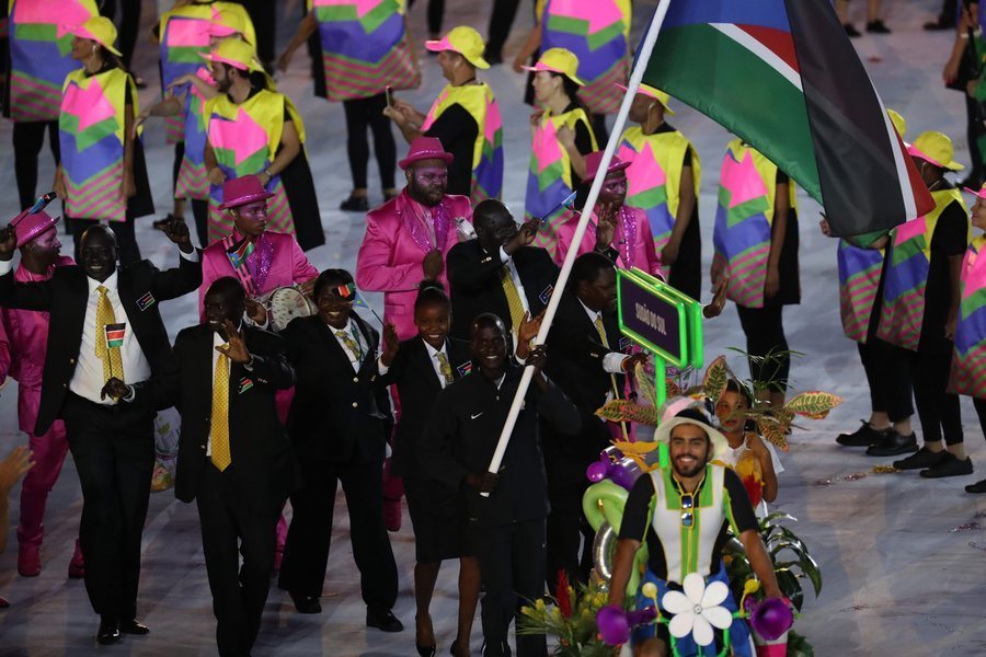 ΦΩΤΟ ΑΠΕ: Ο Γκουόρ Μαριάλ ήταν ο σημαιοφόρος του Ν. Σουδάν στην Τελετή Έναρξης των Ολυμπιακών Αγώνων του Ρίο.