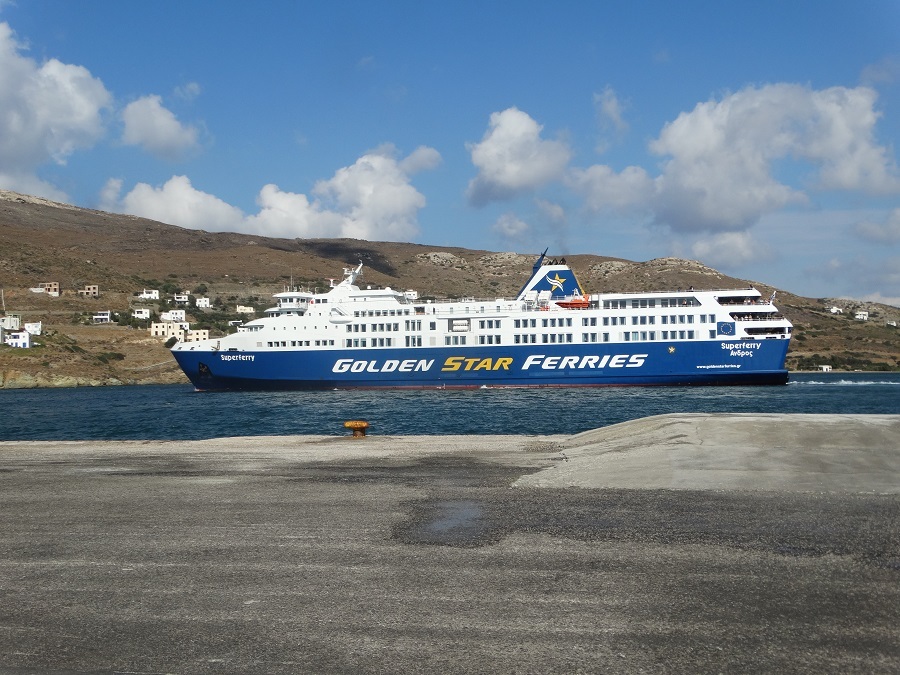 Πράξη πρώτη: το Supeferry φεύγει βιαστικό για να κάνει χώρο για τα άλλα δύο πλοία να μπουν στο Γαύριο σήμερα το πρωί / Φωτο: Εν Άνδρω