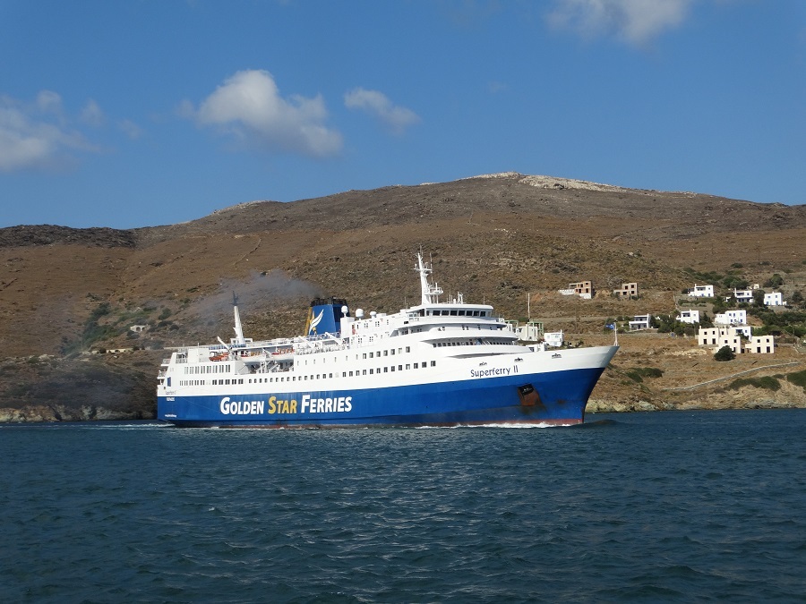 Πράξη δεύτερη: το Superferry II μπαίνει πρώτο στο Γαύριο και πάει για την βόρεια προβλήτα γιατί έχει δηλώσει πρόβλημα / Φωτο: Εν Άνδρω