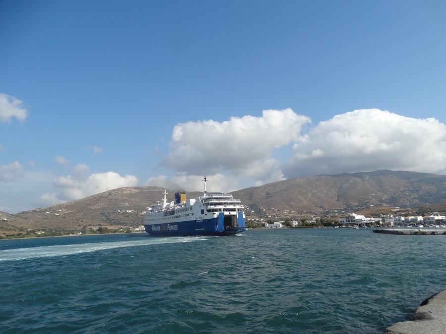 Το Superferry II κάνει ελιγμό για το δεύτερο ρεμέτζο και για να κατεβάσει επιβάτες και αυτοκίνητα / Φωτο: Εν Άνδρω