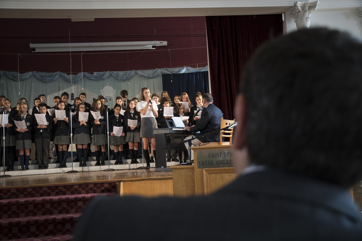 Παρακολουθώντας τη χορωδία του σχολείου - Σύμφωνα με πληροφορίες, τα παιδιά ήταν εξαιρετικά