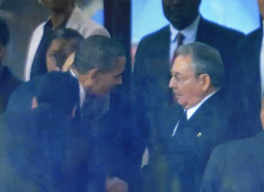 Η ιστορική χειραψία Ομπάμα - Κάστρο στην κηδεία του Νέλσον Μαντέλα (Φωτογραφία SABC TV POOL / ΑΠΕ - ΜΠΕ)