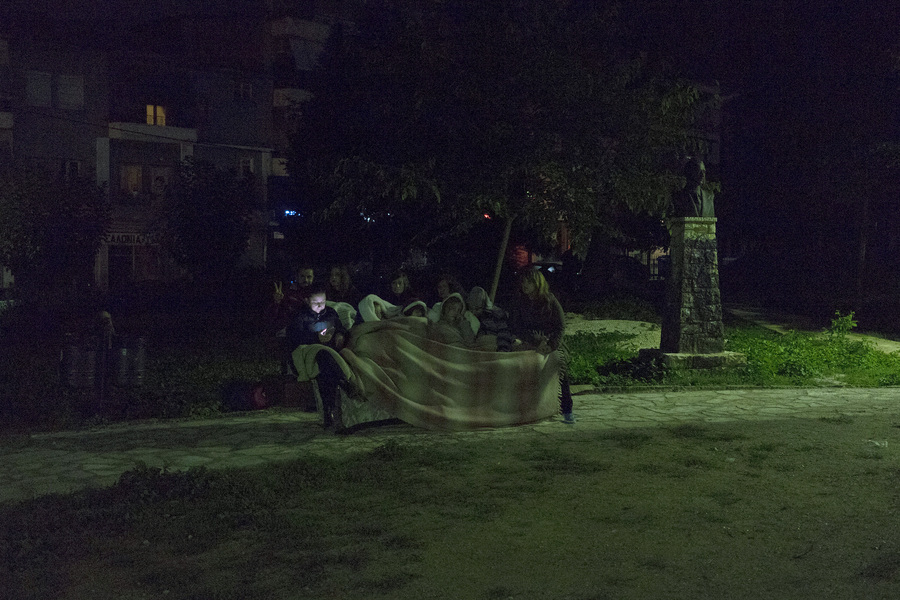 Οι κάτοικοι της περιοχής πέρασαν τη νύχτα στους δρόμους - Φωτογραφία: ΑΠΕ - ΜΠΕ