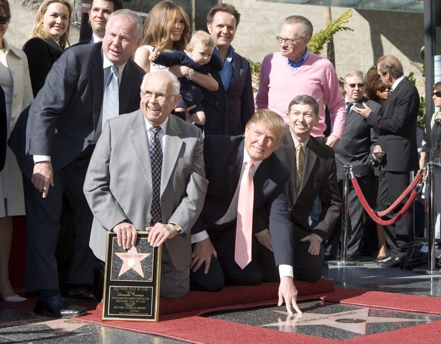 Με καμάρι αφήνει το αποτύπωμά του στο αστέρι του στο Hollywood Walk of Fame / Φωτό αρχείου: ΑΠΕ - ΜΠΕ